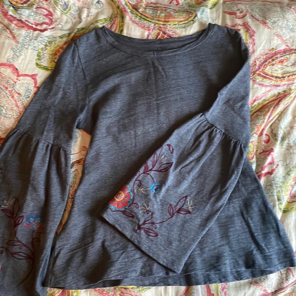 Gorgeous embroidered sleeve top